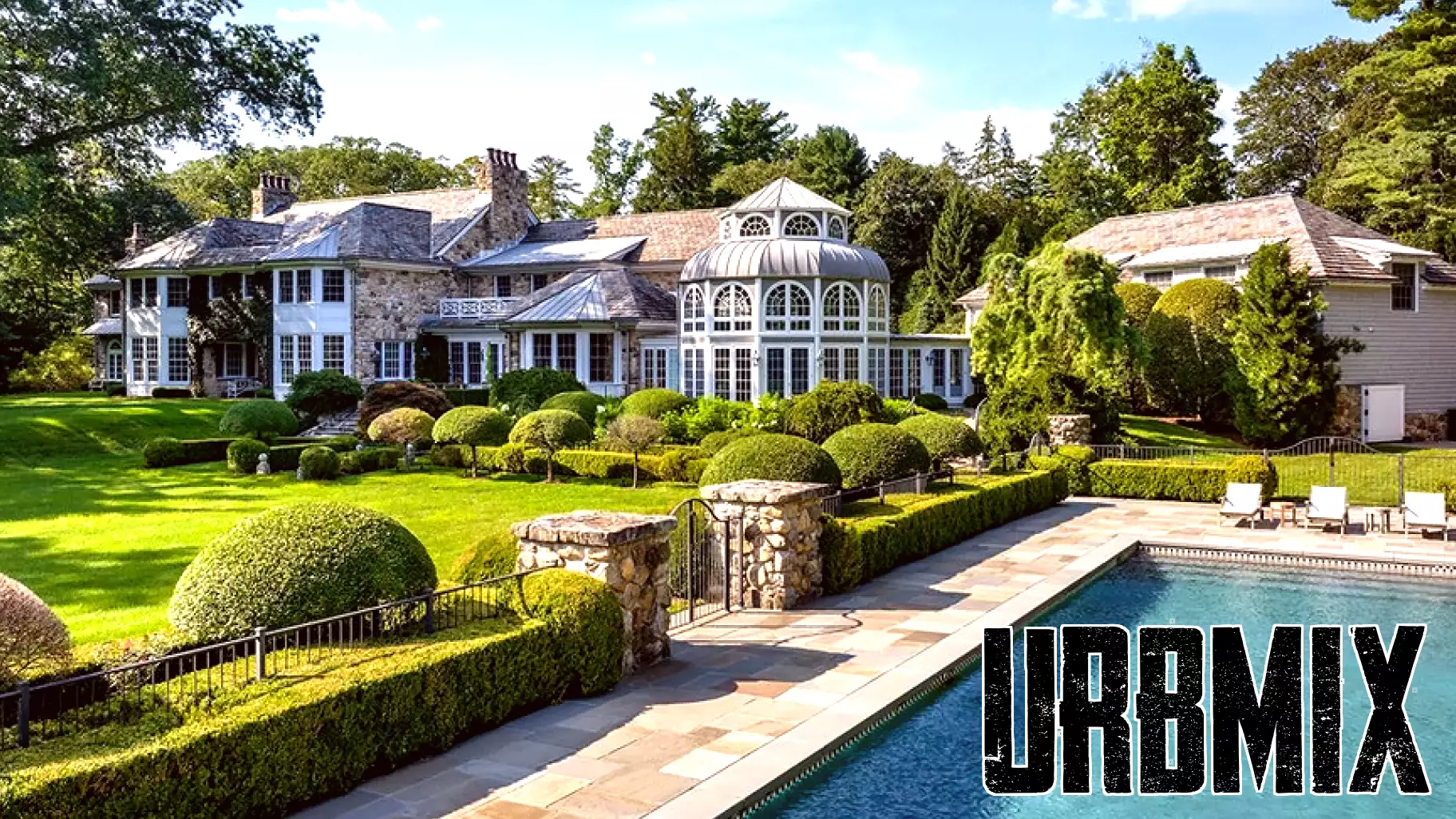 Mary Tyler Moore’s Luxurious Greenwich Mansion Remains on the Market